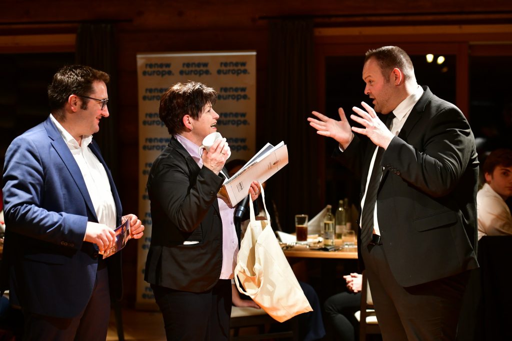 MdL Tobias Gotthardt (v.l.), Bürgermeisterin Irmgard Sauerer und Engin Eroglu beim Offline Treffen des Online-Stammtischs in Brennberg. Foto: Lex