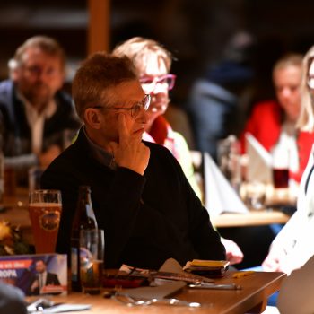 Die Gäste verfolgten die Diskussion beim Offline Treff des Online-Stammtischs in Brennberg mit MdL Tobias Gotthardt und Engin Eroglu. Foto: Lex