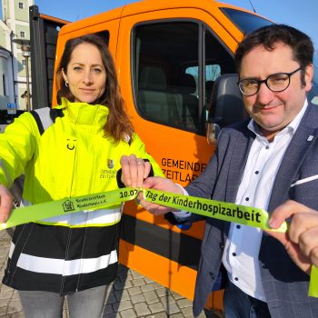 Bürgermeisterin Andrea Dobsch und MdL Tobias Gotthardt zeigen eines der Bändchen, die seit Freitag an den Bauhoffahrzeugen flattern. Foto: Gotthardt