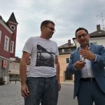 Hat sich über die Entwicklungen im Kampf gegen das LKW-Chaos in der Wörther Altstadt informiert: FW-Landtagskandidat Tobias Gotthardt (l.) zusammen mit Bernhard Meyritz am gefährlichen Eck vorm Wörther Rathaus.