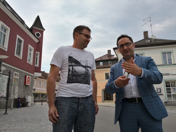 Hat sich über die Entwicklungen im Kampf gegen das LKW-Chaos in der Wörther Altstadt informiert: FW-Landtagskandidat Tobias Gotthardt (l.) zusammen mit Bernhard Meyritz am gefährlichen Eck vorm Wörther Rathaus.