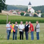 Schlechte Perspektiven: Für Steinsberg und Eitlbrunn bedeutet die „haarscharfe Trassenführung“ erhebliche Nachteile – so FW-Kreisvorsitzender Harald Stadler, Landtagskandidat Tobias Gotthardt, die Regenstaufer Markträte Erich Viehbacher und Michael Drindl, Vorstandsmitglied Harald Portele und der Burglengenfelder BWG-Vorsitzende Albin Schreiner (v.l.n.r.) bei der gemeinsamen Trassenwanderung