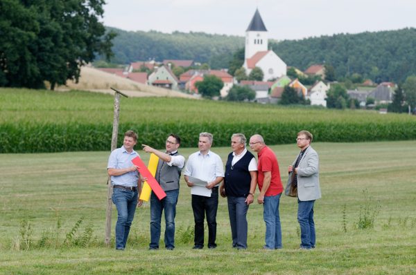 Schlechte Perspektiven: Für Steinsberg und Eitlbrunn bedeutet die „haarscharfe Trassenführung“ erhebliche Nachteile – so FW-Kreisvorsitzender Harald Stadler, Landtagskandidat Tobias Gotthardt, die Regenstaufer Markträte Erich Viehbacher und Michael Drindl, Vorstandsmitglied Harald Portele und der Burglengenfelder BWG-Vorsitzende Albin Schreiner (v.l.n.r.) bei der gemeinsamen Trassenwanderung