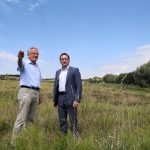 Beeindruckt von den Leistungen im Hochwasserschutz: Bürgermeister Reinhold Winter informiert den Landtagskandidaten Tobias Gotthardt im Einhausergraben über die geplanten Dammprojekte.