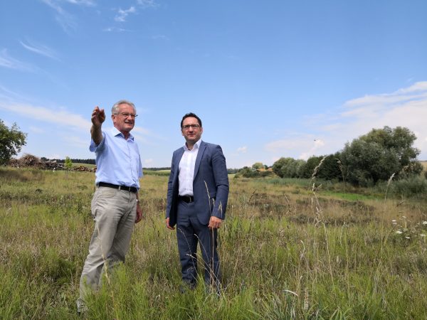 Beeindruckt von den Leistungen im Hochwasserschutz: Bürgermeister Reinhold Winter informiert den Landtagskandidaten Tobias Gotthardt im Einhausergraben über die geplanten Dammprojekte.