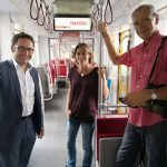 Begeisterte Schienenfreunde am Zug: FW-Landtagskandidat Tobias Gotthardt, Pressereferentin Christa Holzinger und Gmundens Mobilitätsstadtrat Wolfgang Sageder auf Testfahrt in der erfolgreichen Stadt-Regio-Tram.