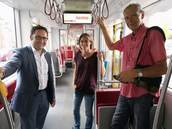 Begeisterte Schienenfreunde am Zug: FW-Landtagskandidat Tobias Gotthardt, Pressereferentin Christa Holzinger und Gmundens Mobilitätsstadtrat Wolfgang Sageder auf Testfahrt in der erfolgreichen Stadt-Regio-Tram.