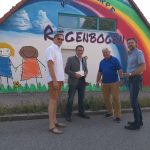 Wünschen sich mehr politischen Weitblick der Staatsregierung:, Gemeinderat Ernst Graß (links), FW-Ortsvorsitzender Karl Span und Bürgermeister Rudolf Graß (rechts) im angeregten Gespräch mit FW-Landtagskandidat Tobias Gotthardt (2.v.l.)