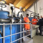 Ein Prost aufs saubere Wasser in Kommunaler Hand: Bürgermeister Herbert Heidingsfelder, Landtagskandidat Tobias Gotthardt mit den Wasserwarten Jürgen Hofmann und August Berge im Wasserwerk an der Aumühle.