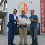 Stellen sich aus Überzeugung und Erfahrung vor die „kleine Schule am Ort“: FW-Landtagskandidat, Bezirkstagskandidat Michael Drindl und Fraktionschef Erich Viehbacher halten nichts von der „blinden Profitgier“ der FDP gegen Bildungsinteressen.