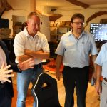 Sichtlich beeindruckt: Vom Altenthanner Firmensitz der Arctron GmbH ging es für FW-Landtagskandidat Tobias Gotthardt - begleitet von Firmenchef Martin Schaich, Listenkandidat Hans-Peter Landsmann und Bürgermeister Harald Herrmann (v.l.n.r.) - per Virtual-Reality-Brille direkt in die luxemburgische Burg Vianden.