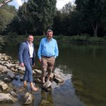 In der Sache einig und auch sonst „voll in ihrem Element“: Gewässerschutz stand im Mittelpunkt eines fachpolitischen Dialogs zwischen FW-Landtagskandidat Tobias Gotthardt und DoNaReA-Sprecher Dr. Josef Paukner.