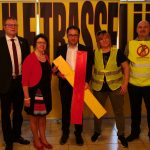 Fest an der Seite der Trassengegner: Die FW-Landtagskandidaten Hans-Martin Grötsch (links) und Tobias Gotthardt (3.v.r.) sehen sich durch die Studie des Öko-Instituts in ihrer Position bestätigt.