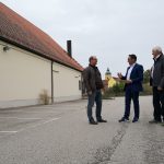 Überzeugt vom Potential des „Filetstücks“: Die FW-Markträte Tobias Walter (links) und Martin Tischler (rechts) informieren Landtagskandidat Tobias Gotthardt über den Stand der Dinge am Wiendl-Gelände.