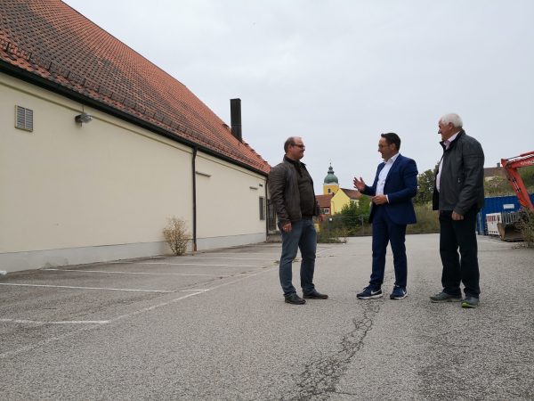 Überzeugt vom Potential des „Filetstücks“: Die FW-Markträte Tobias Walter (links) und Martin Tischler (rechts) informieren Landtagskandidat Tobias Gotthardt über den Stand der Dinge am Wiendl-Gelände.