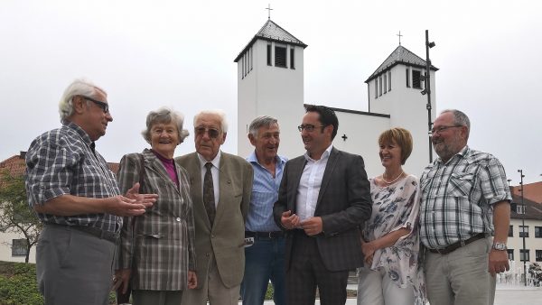 inig am historischen Ort: In der „Vertriebenenstadt“ Neutraubling hat Tobias Gotthardt, Landtagskandidat der FREIEN WÄHLER, sich mit den Spitzen der regionalen Landsmannschaften getroffen und eine neue „alltägliche Erinnerungskultur“ gefordert.