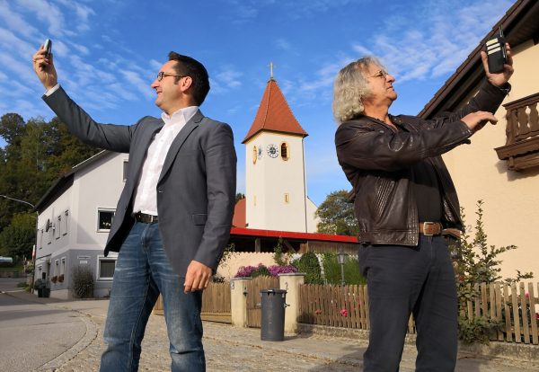 Waren als Funklochfinder unterwegs in Kallmünz und haben Ideen, wie’s künftig besser klappt: FW-Landtagskandidat Tobias Gotthardt und Kallmünz 2. Bürgermeister Bernhard Hübl. 
