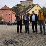 Wollen eine tragfähige Abflusslösung am Laaberer Marktplatz und mehr geförderten Hochwasserrückhalt in der Fläche: FW-Ortsvorsitzender Hans-Jürgen Gibis, Landtagskandidat Tobias Gotthardt, 3. Bürgermeister Rudolf Straubinger und Marktrat Peter Scholz: