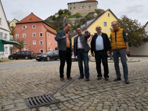 Wollen eine tragfähige Abflusslösung am Laaberer Marktplatz und mehr geförderten Hochwasserrückhalt in der Fläche: FW-Ortsvorsitzender Hans-Jürgen Gibis, Landtagskandidat Tobias Gotthardt, 3. Bürgermeister Rudolf Straubinger und Marktrat Peter Scholz: