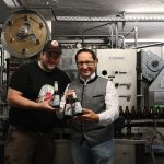 Freuen sich übers gelungene Bier: Braumeister Michael Plank und FW-Landtagskandidat Tobias Gotthardt präsentieren die ersten Flaschen des Wahlkampfbieres.