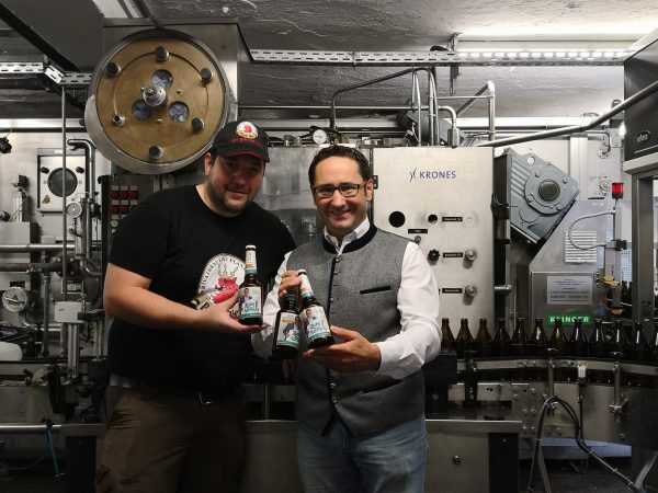 Freuen sich übers gelungene Bier: Braumeister Michael Plank und FW-Landtagskandidat Tobias Gotthardt präsentieren die ersten Flaschen des Wahlkampfbieres.