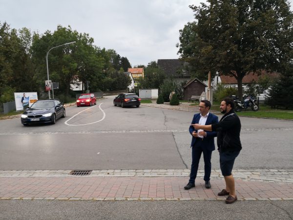 Ortstermin mit Durchgangsverkehr: FW-Landtagskandidat Tobias Gotthardt stellt sich beim Ortstermin mit Gemeinderat Raffael Parzefal an die Seite der Wolkeringer Bürger: „Es darf nicht erst was passieren“.