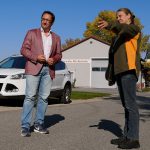 Einigkeit beim Ortstermin: FW-Landtagskandidat Tobias Gotthardt un d Anwohnerin Anne Marie Prem sehen auf der Kiefenholzer Dorfstraße keinen Platz für große Laster.