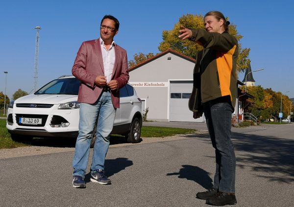 Einigkeit beim Ortstermin: FW-Landtagskandidat Tobias Gotthardt un d Anwohnerin Anne Marie Prem sehen auf der Kiefenholzer Dorfstraße keinen Platz für große Laster. 