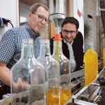 Beindruckt an der Ölquelle des „Bayerischen Goldes“ – Bayola-Geschäftsführer Rupert Schmid informiert den Landtagsabgeordneten Tobias Gotthardt (FREIE WÄHLER) über den Produktionsablauf in der Schwaighauser Öl-Manufaktur. Foto: Gotthardt