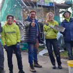 Praktische Politik: MdL Tobias Gotthardt packte zusammen mit den Mitgliedern der Jugendbauhütte selbst mit an. Foto: Stöcker