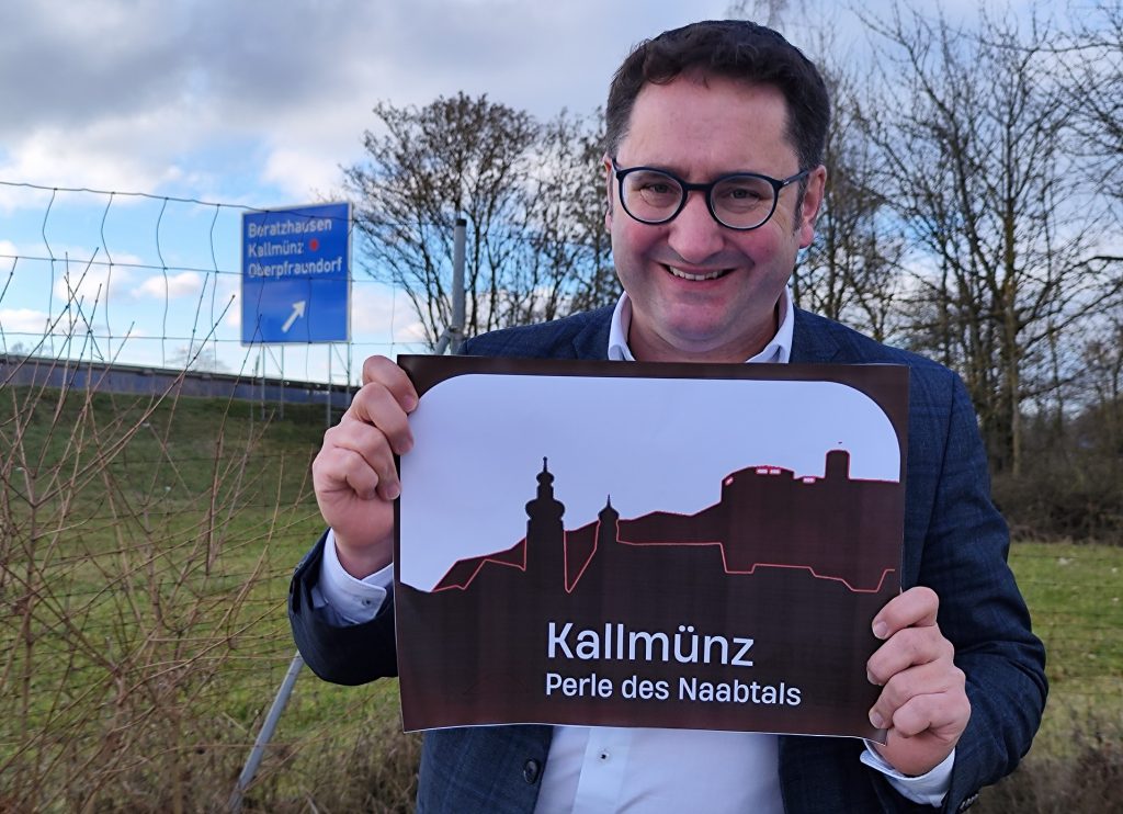 Tobias Gotthardt will ein braunes Hinweisschild für Kallmünz an der Autobahn. Foto: Scholz