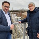 Foto: Plädieren gemeinsam für schnelle Verbesserungen auf der „europäischen Metropolenstrecke“ von München über Regensburg nach Prag: Die oberpfälzer Landtagsabgeordneten Robert Riedl und Tobias Gotthardt am Bahngleis zwischen Schwandorf und Cham.