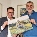 Freuen sich auf eine erfolgreiche Jubiläumsausstellung mit spannenden Repliken und besonderer Unterstützung des Freistaats: Bergvereins-Vorsitzender und Kurator Martin Mayer sowie Landtagsabgeordneter Tobias Gotthardt mit einem kopierten Kandinsky bei der Vorstellung des Pilotprojekts „BayReplik – große Kunst in kleineren Gemeinden“. Foto: Gotthardt