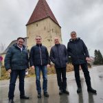 Freuen sich über die bayerische Sonderförderung und ein Informationszentrum zum bayernweit einmaligen „Penker Kircherl“: Landtagsabgeordneter Tobias Gotthardt, Fördervereins-Vorsitzender Josef Biersack, Bürgermeister Helmut Sammüller und sein Pielenhofener Nachbarskollege Rudolf Gruber. Foto: Gotthardt