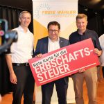 Fraktion vor Ort in Neutraubling: Dipl. Ing. (FH) Karl Heinz Haslbeck (Steuerberater, v.li.), MdL Tobias Gotthardt, Harald Stadler (FW), Bürgermeister Neutraubling und FW-Kreisvorsitzender Landkreis Regensburg und Hans-Peter Landsmann, Vorsitzender FW Barbing, FW-Kreisgeschäftsführer zeigen der Erbschaftssteuer die rote Karte. Foto: Gottfried Obermair/FW-Landtagsfraktion